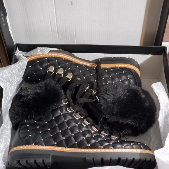 2 NWT AND ORIGINAL PACKAGE SIZE 5.5 WINTER BOOTIES fleece - Picture 3 of 10